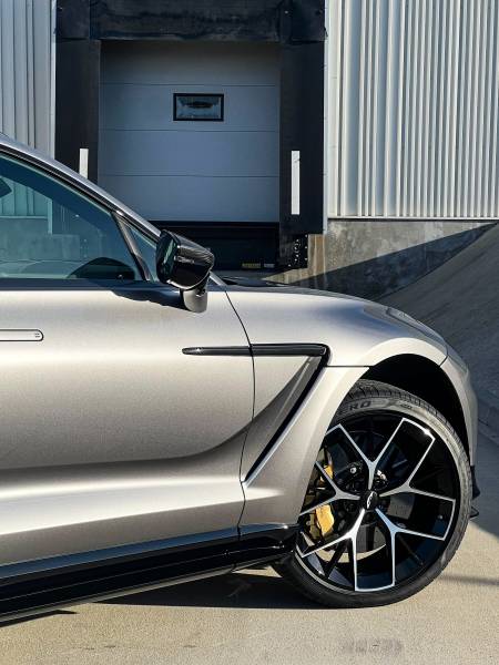 Assurer une brillance, une facilité d'entretien et protection sur mesure à votre Aston Martin