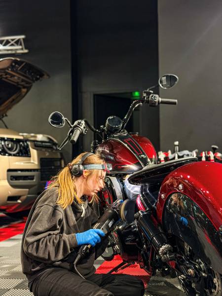 Indian Chief 125e Anniversaire à Lyon ? KapitalCar'e, expert en polissage moto, restitue l'éclat de cette édition collector. Correction des micro-rayures, finition miroir, respect des laques exclusives. Confiez votre pièce d'histoire à nos techniciens. De