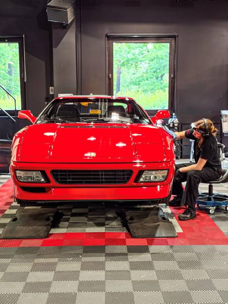 Spécialiste du revêtement céramique à Lyon, nous protégeons votre Ferrari 348 GTS avec un traitement professionnel haute performance.