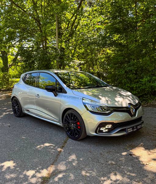 KapitalCar'e a appliqué un traitement céramique complet sur une Renault Clio RS Trophy 220 ch à Lyon : carrosserie, jantes et vitres protégées durablement. Devis sur mesure.