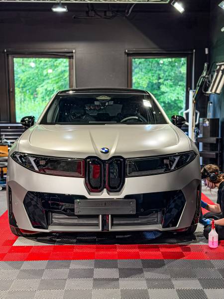KapitalCare Lyon applique un traitement céramique complet sur votre BMW iX3 : carrosserie, vitres et jantes protégés durablement. Ateliers Lyon Sud et Lyon Nord disponibles. Réservez votre intervention dès maintenant.