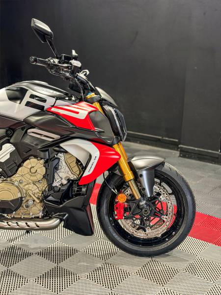 KapitalCare Lyon pose le film PPF sur les carénages de votre Ducati Diavel V4 RS et applique une céramique spécifique sur le film et les jantes. Protection totale, résultat impeccable dans nos ateliers à Lyon Sud et Lyon Nord.