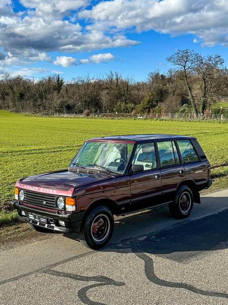 À Lyon, KapitalCar’e redonne éclat à un Range Rover Classic grâce à un lustrage et polissage haut de gamme, précis et durable.