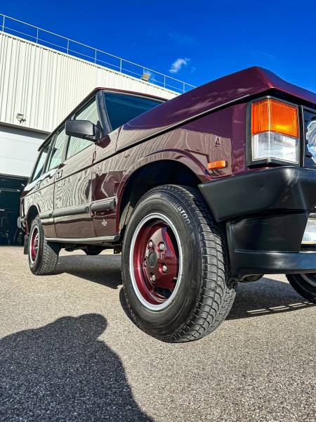 KapitalCar’e, spécialiste à Lyon, sublime un Range Rover Classic avec un lustrage et polissage professionnel rendant la peinture éclatante.