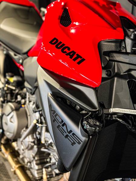 À Lyon, KapitalCar’e sublime votre moto avec le traitement céramique Gtechniq, alliant effet hydrophobe et brillance exceptionnelle.