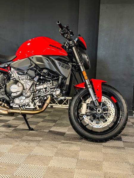 Protégez et valorisez votre Ducati à Lyon avec le traitement céramique Gtechniq par KapitalCar’e, la référence en esthétique automobile.