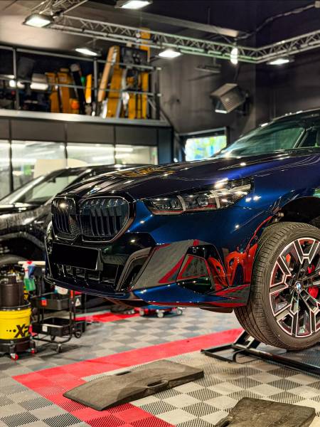 Achat BMW Série 5 Altitude 69 : protection céramique immédiate chez KapitalCar'e pour brillance showroom, résistance UV et entretien ultra-facile.