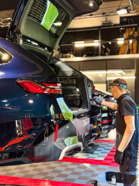 BMW Série 5 céramique Vaise Lyon : Altitude 69 confie KapitalCar'e traitement protection brillance, hydrophobe et anti-rayures pour véhicules neufs/occasion.