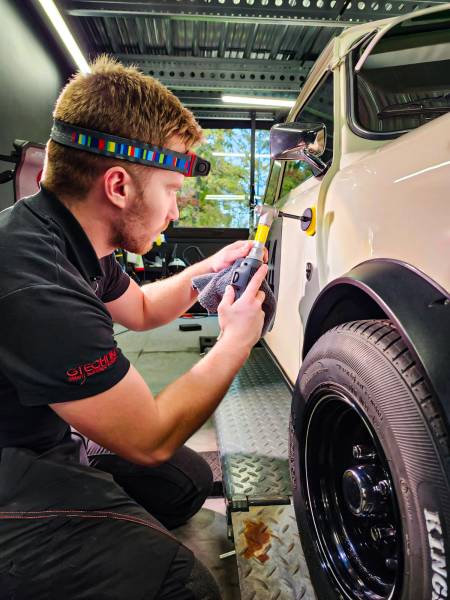 Offrez à votre Mini Austin à Lyon un polissage de carrosserie haut de gamme. Redonnez-lui brillance, éclat et aspect d’origine. Spécialiste du polissage des voitures anciennes, nos experts proposent aussi un traitement céramique pour une protection longue