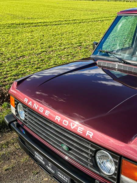 Découvrez à Lyon le soin expert de KapitalCar’e : lustrage et polissage d’un Range Rover Classic pour une brillance retrouvée.