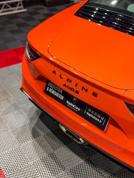 Spécialiste du traitement céramique et polissage pour Alpine A110S à Lyon. Révélez la teinte de votre carrosserie avec une protection professionnelle longue durée.