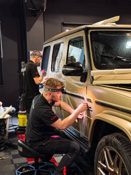 Protégez votre Mercedes-Benz Classe G avec le film de protection XPEL à Villefranche-sur-Saône. Spécialiste du film transparent et ultra-résistant, notre atelier réalise une pose sur mesure pour préserver la brillance et la carrosserie de votre véhicule d
