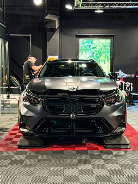 KapitalCare à Lyon réalise le polissage et la correction de peinture de votre BMW M5 avec une précision chirurgicale. Ateliers Lyon Sud et Lyon Nord. Techniciens experts, résultat professionnel, brillance incomparable.