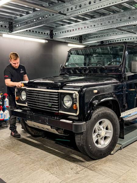 Land Rover Defender detailing Lyon : KapitalCar'e offre lavage haute pression, polissage et protection UV pour capacités off-road et éclat showroom optimal.