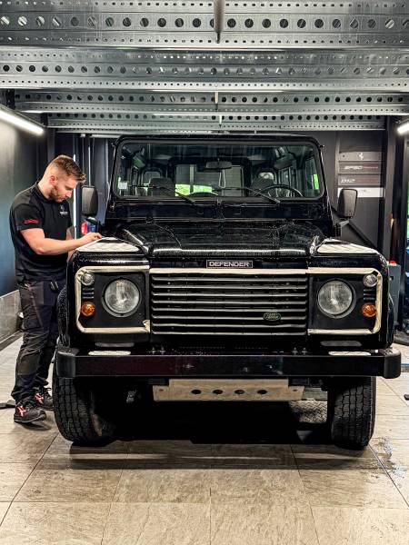 Detailing extérieur Defender Lyon : KapitalCar'e restaure brillance peinture, élimine boue/sel et protège tout-terrain avec céramique hydrophobe durable.