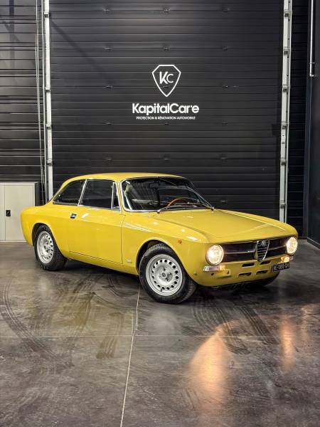Polissage et traitement céramique pour véhicules anciens à Lyon : redonnez vie à la teinte d'origine de votre Alfa Romeo GT 1300 Junior avec une protection professionnelle durable.