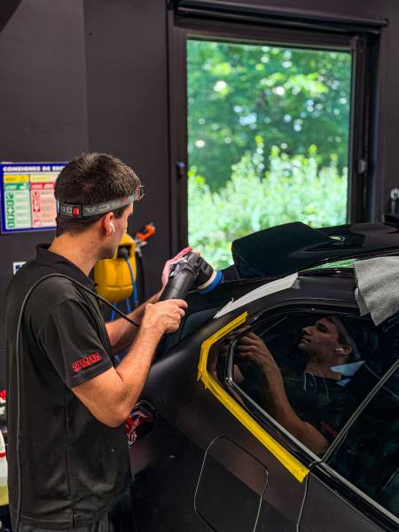 Swirl marks, micro-rayures, peinture terne sur votre BMW M5 ? KapitalCare Lyon corrige chaque défaut en profondeur. Deux ateliers à Lyon Sud et Lyon Nord pour un polissage digne d'une berline de compétition.
