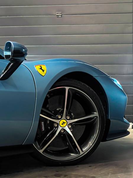 Découvrez un service de perfection esthétique sur mesure pour passionnés Ferrari à Lyon. Contactez nos experts du détaillant haut de gamme.