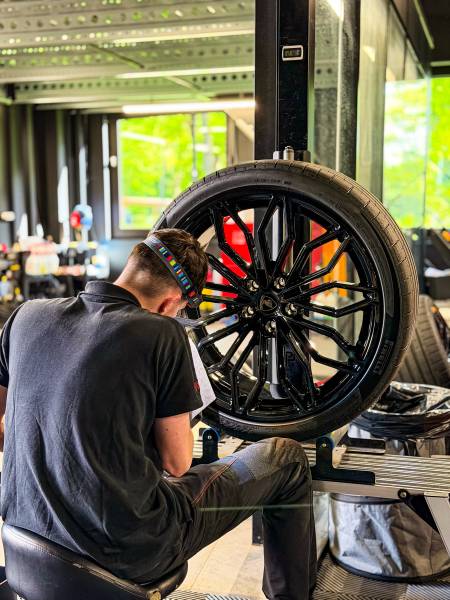 Rénovation jantes céramique Villefranche : KapitalCar'e protège jantes, étriers freins et passages de roues contre poussière frein, sel et saletés pour brillance durable.