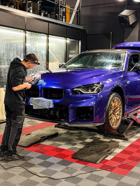 Transformez l’apparence de votre BMW M2 CS grâce au polissage et au traitement céramique professionnel Gtechniq à Lyon. Obtenez une brillance intense, une protection résistante et un rendu spectaculaire. 