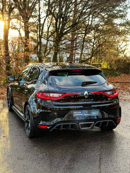 Préservez l’éclat et la performance de votre Renault Megane RS à Lyon avec un film de protection transparent premium. Application soignée, résultat impeccable et protection longue durée.