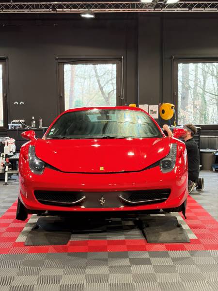 À Villefranche-sur-Saône, KapitalCar’e redonne éclat et profondeur à votre carrosserie grâce à un polissage expert et soigné.