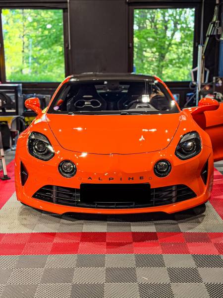 Entretien Alpine A110 Lyon : detailing intérieur/extérieur élimine sable, pollen printaniers et protège sportive contre UV pour éclat showroom.
