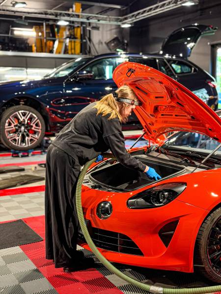 Detailing Alpine A110 Lyon printemps : KapitalCar'e nettoie pluies sableuses, pollen pour brillance extérieure et habitacle sain sous beaux jours.