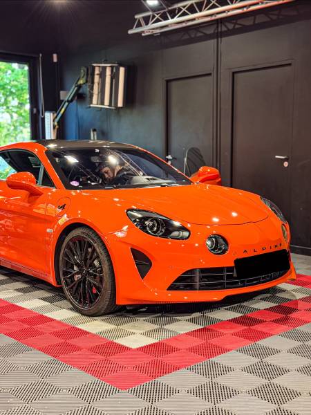 Alpine A110 nettoyage printemps Lyon : KapitalCar'e supprime résidus sableux et allergènes pour profiter pleinement de votre sportive légère.
