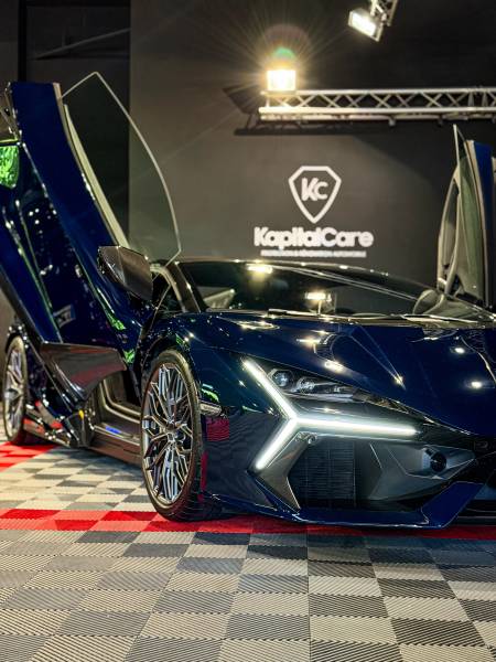 Protégez la carrosserie de votre Lamborghini Revuelto avec le film PPF posé par les experts KapitalCare à Lyon. Deux ateliers à Lyon Sud et Lyon Nord pour une prise en charge premium de votre supercar.