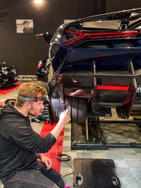 KapitalCare, expert en pose de film de protection PPF à Lyon Sud et Lyon Nord, prend en charge votre Lamborghini Revuelto dans ses ateliers dédiés aux véhicules d'exception. Qualité, précision, résultat invisible garanti.